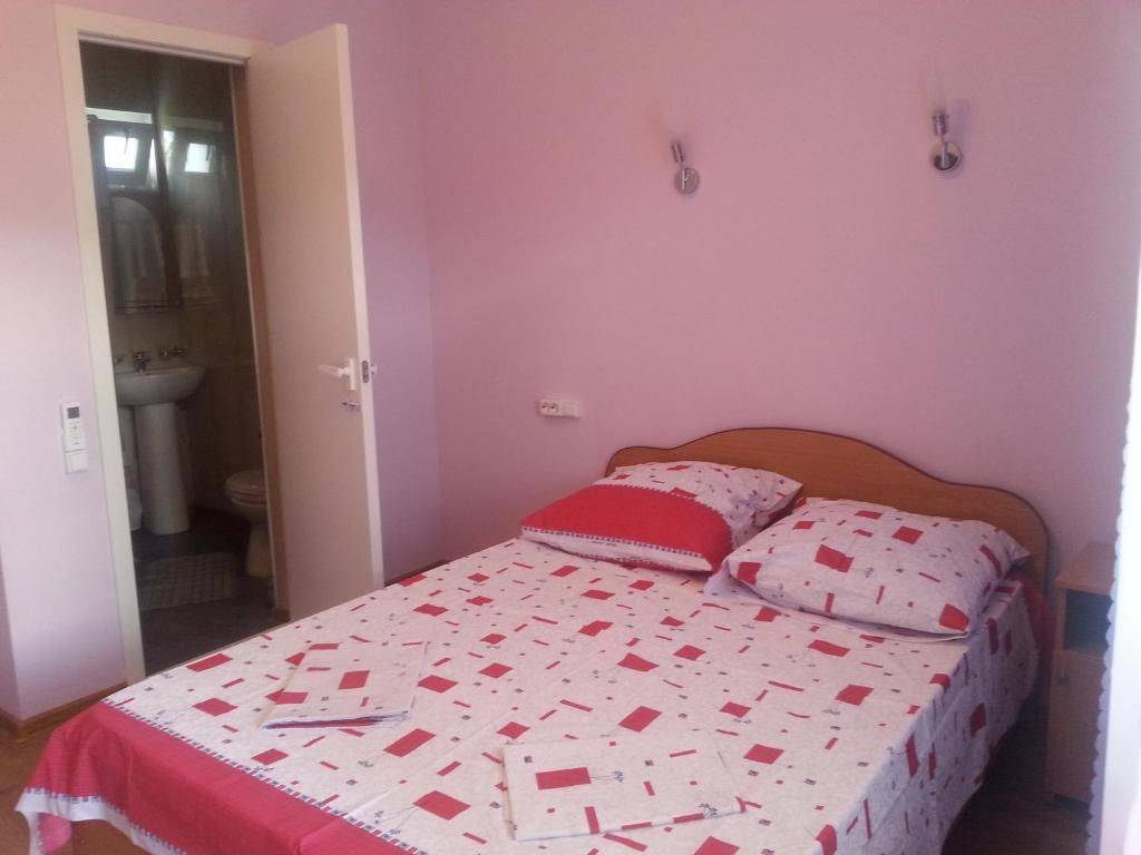 Фотографии номера Трехместный номер с видом на горы в Гостевом доме Гостевой дом Южная Пальмира Пицунда